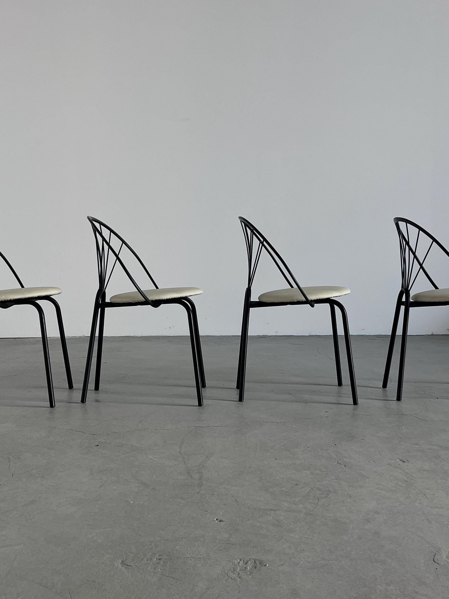 Vintage Garten- oder Esszimmerstuhl Set von 4 im Stil von Paolo Pallucco, schwarzes Metall, neu bezogen