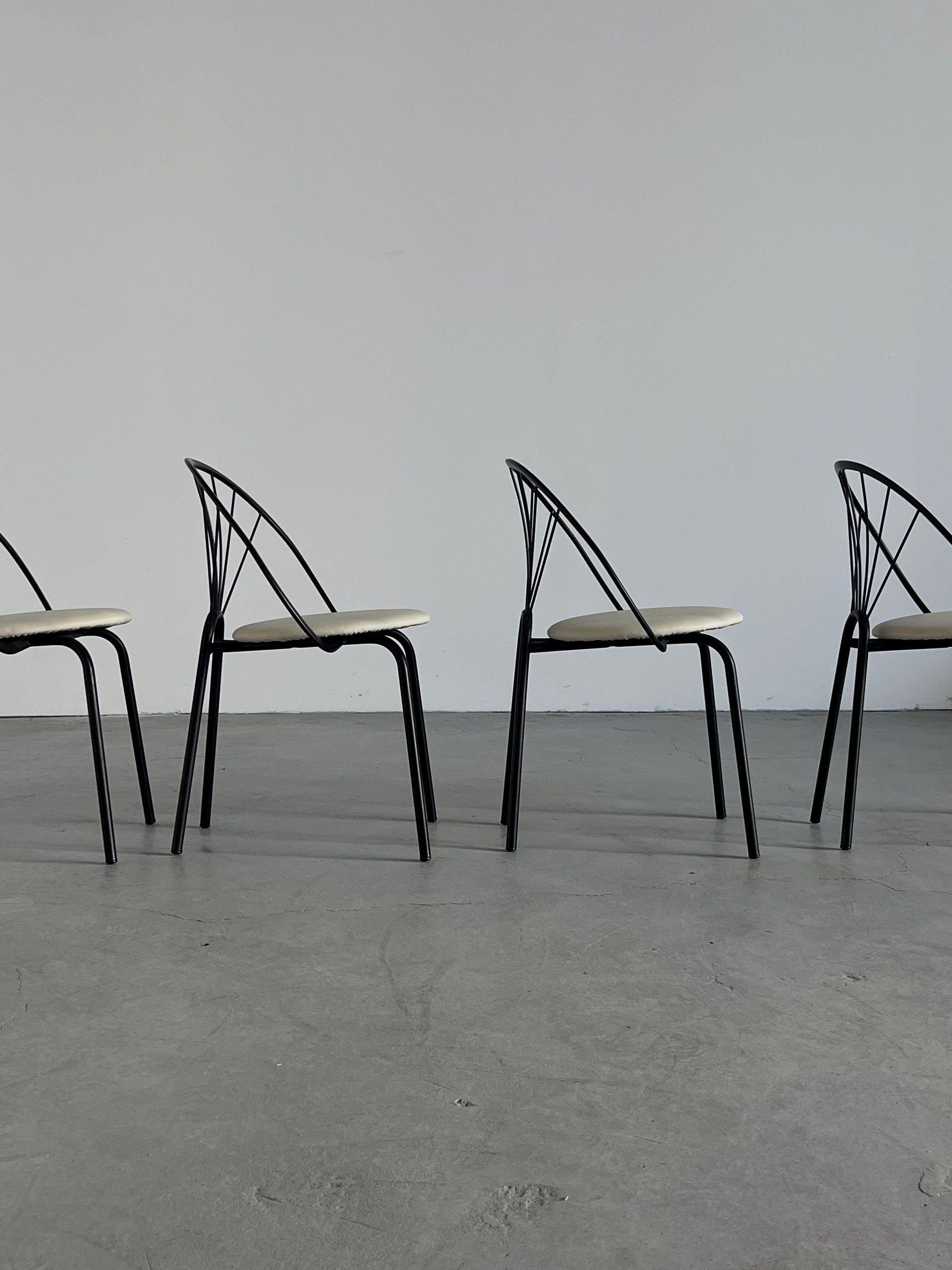 Vintage Garten- oder Esszimmerstuhl Set von 4 im Stil von Paolo Pallucco, schwarzes Metall, neu bezogen