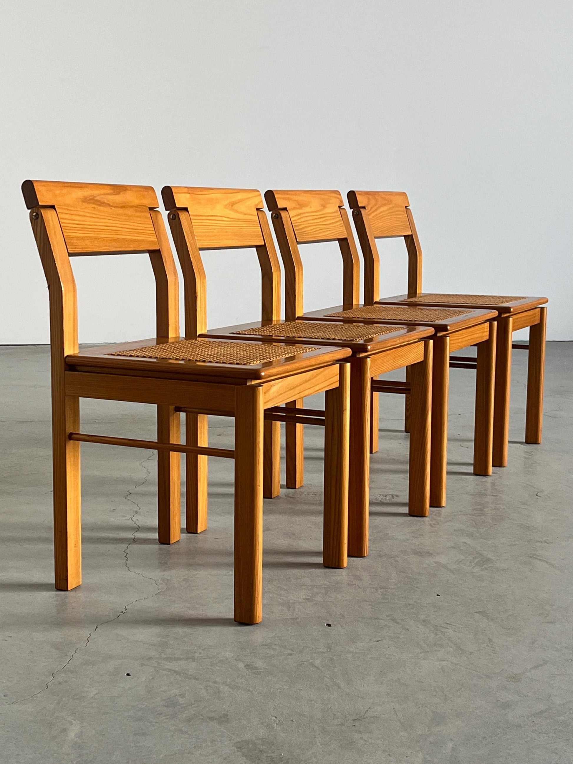 Vintage Esszimmerstuhl mit drehbarer Rückenlehne aus Esche und Geflecht, Set von 4, Italien 1970er
