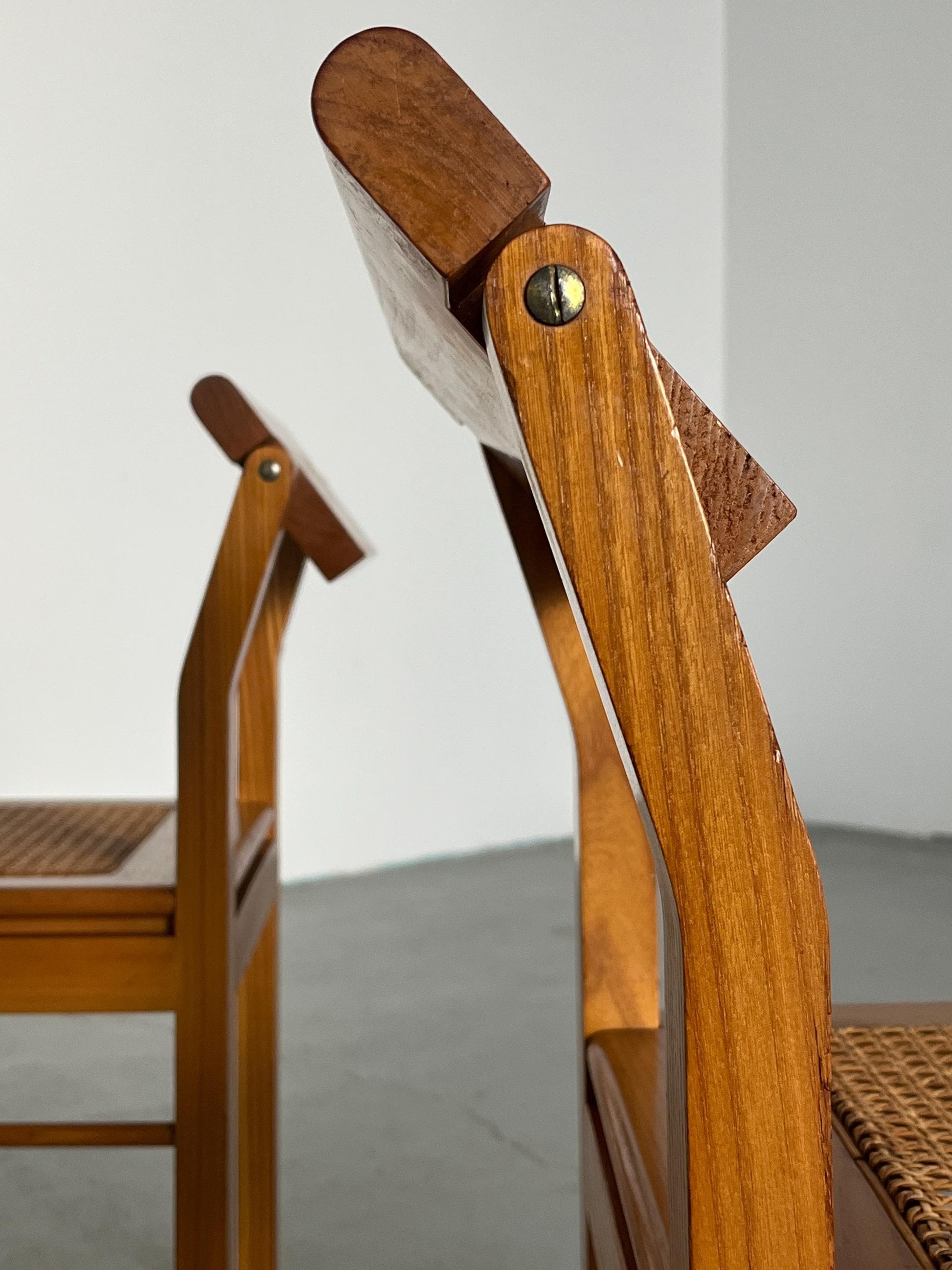 Vintage Esszimmerstuhl mit drehbarer Rückenlehne aus Esche und Geflecht, Set von 4, Italien 1970er