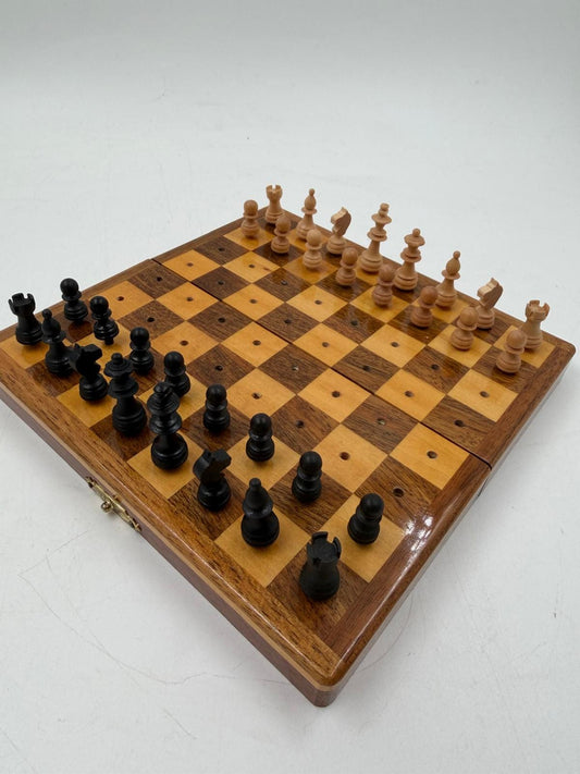 Vintage Schachspiel aus Holz mit klappbarem Brett und Figurenfach