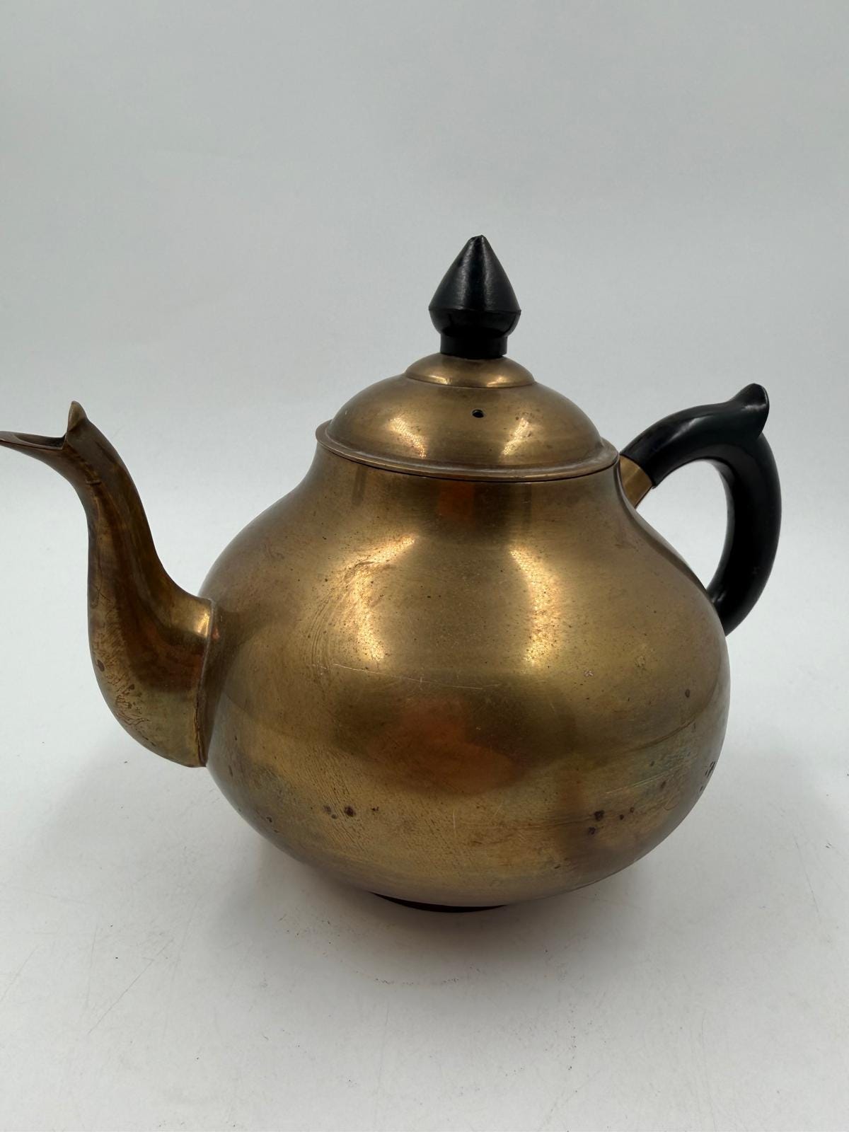 Vintage Teekanne aus Messing mit schwarzem Griff und Deckelknauf