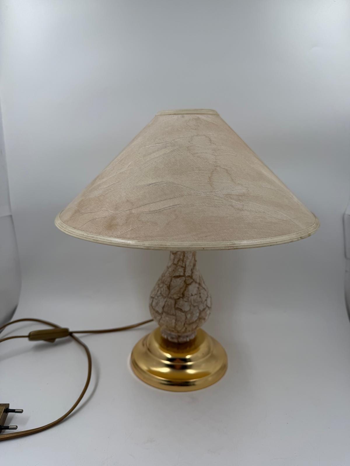 Vintage Tischlampe mit Keramik- oder Porzellan-Korpus und messingfarbenem Fuß, beiger Stoffschirm
