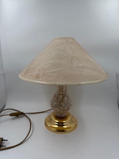 Vintage Tischlampe mit Keramik- oder Porzellan-Korpus und messingfarbenem Fuß, beiger Stoffschirm