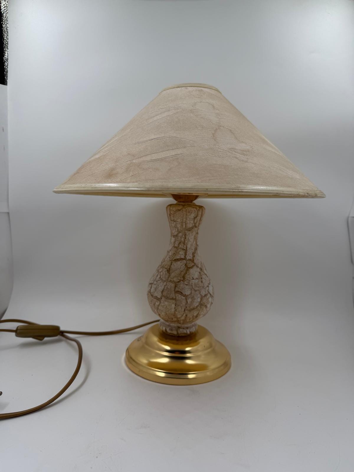 Vintage Tischlampe mit Keramik- oder Porzellan-Korpus und messingfarbenem Fuß, beiger Stoffschirm