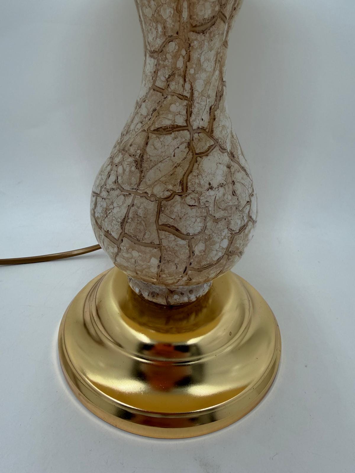 Vintage Tischlampe mit Keramik- oder Porzellan-Korpus und messingfarbenem Fuß, beiger Stoffschirm