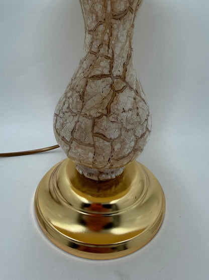 Vintage Tischlampe mit Keramik- oder Porzellan-Korpus und messingfarbenem Fuß, beiger Stoffschirm