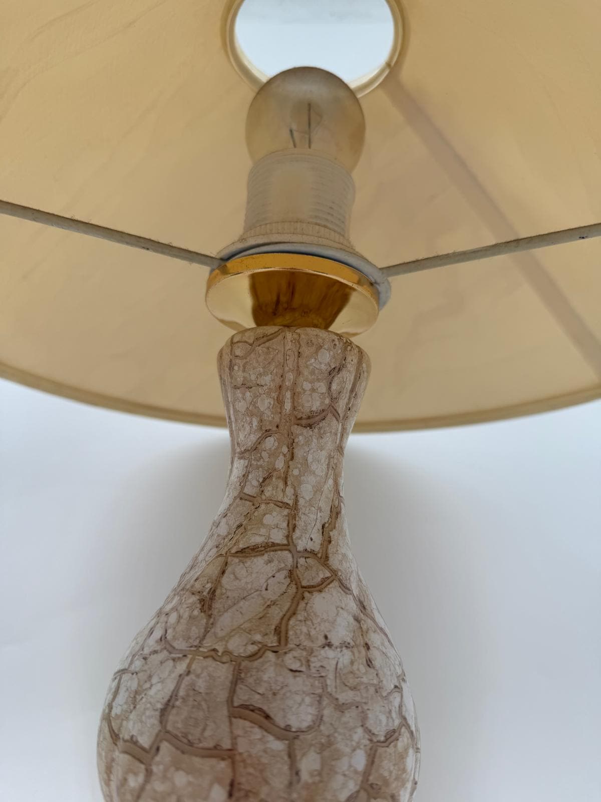 Vintage Tischlampe mit Keramik- oder Porzellan-Korpus und messingfarbenem Fuß, beiger Stoffschirm