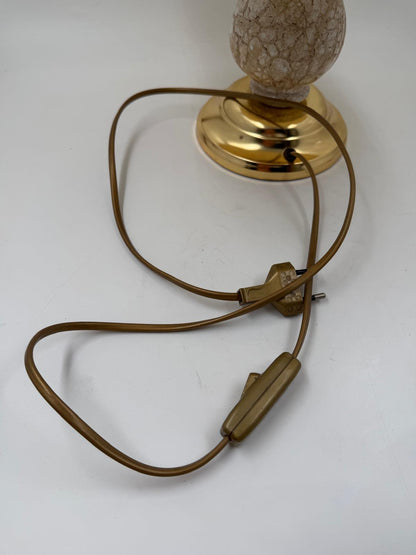 Vintage Tischlampe mit Keramik- oder Porzellan-Korpus und messingfarbenem Fuß, beiger Stoffschirm