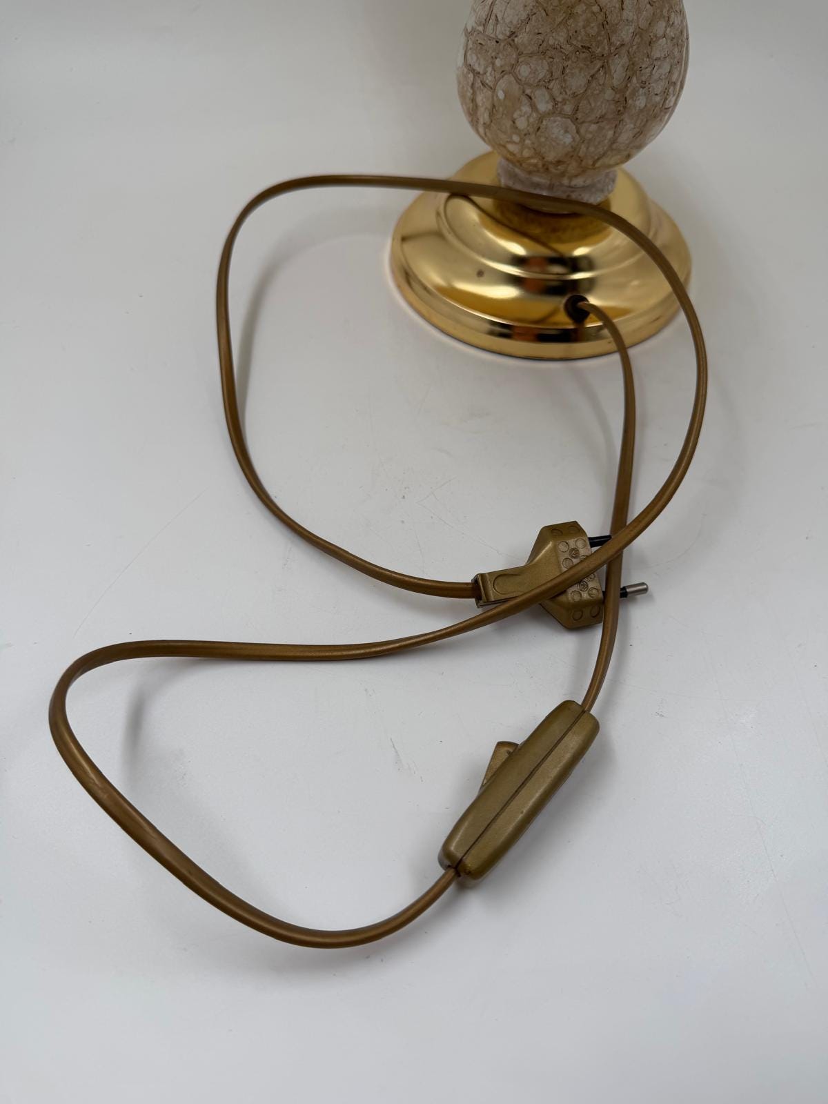 Vintage Tischlampe mit Keramik- oder Porzellan-Korpus und messingfarbenem Fuß, beiger Stoffschirm