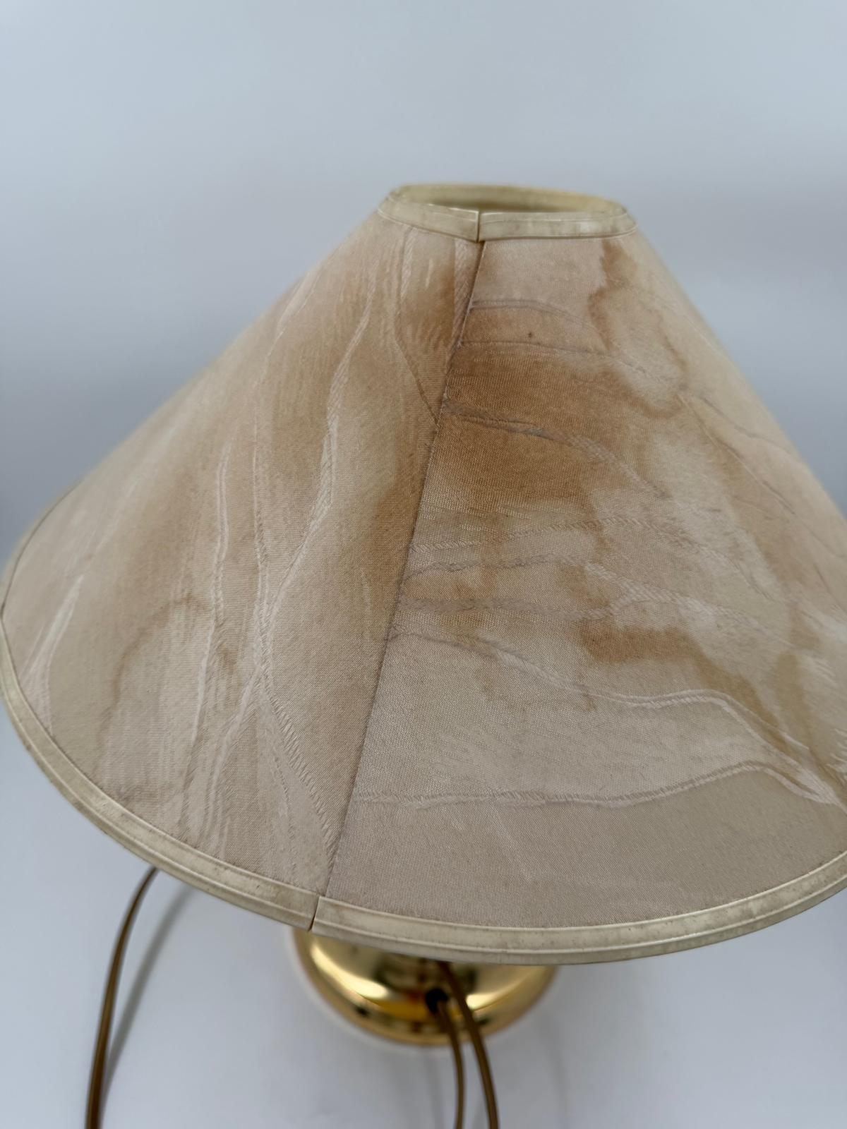 Vintage Tischlampe mit Keramik- oder Porzellan-Korpus und messingfarbenem Fuß, beiger Stoffschirm