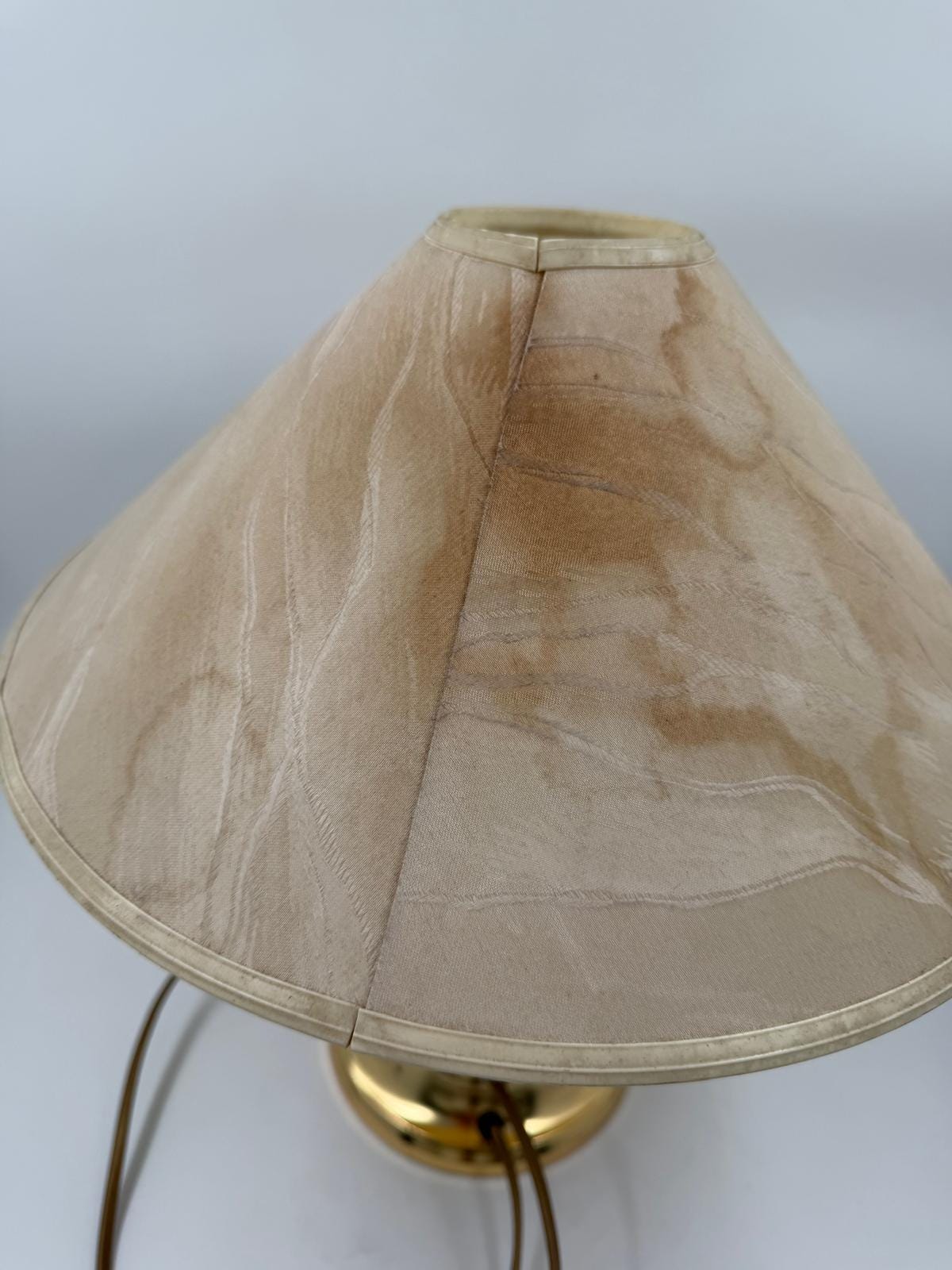 Vintage Tischlampe mit Keramik- oder Porzellan-Korpus und messingfarbenem Fuß, beiger Stoffschirm