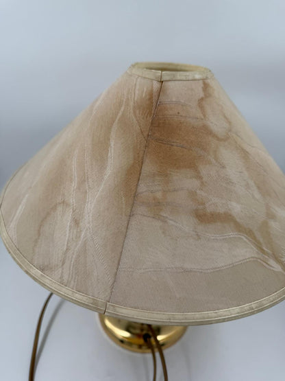 Vintage Tischlampe mit Keramik- oder Porzellan-Korpus und messingfarbenem Fuß, beiger Stoffschirm