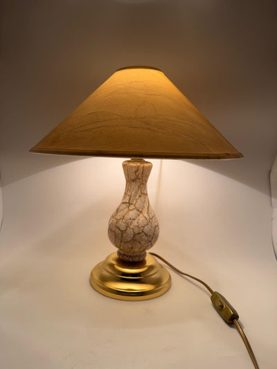 Lampe de table avec corps en céramique ou en porcelaine et base couleur laiton, abat-jour en tissu beige