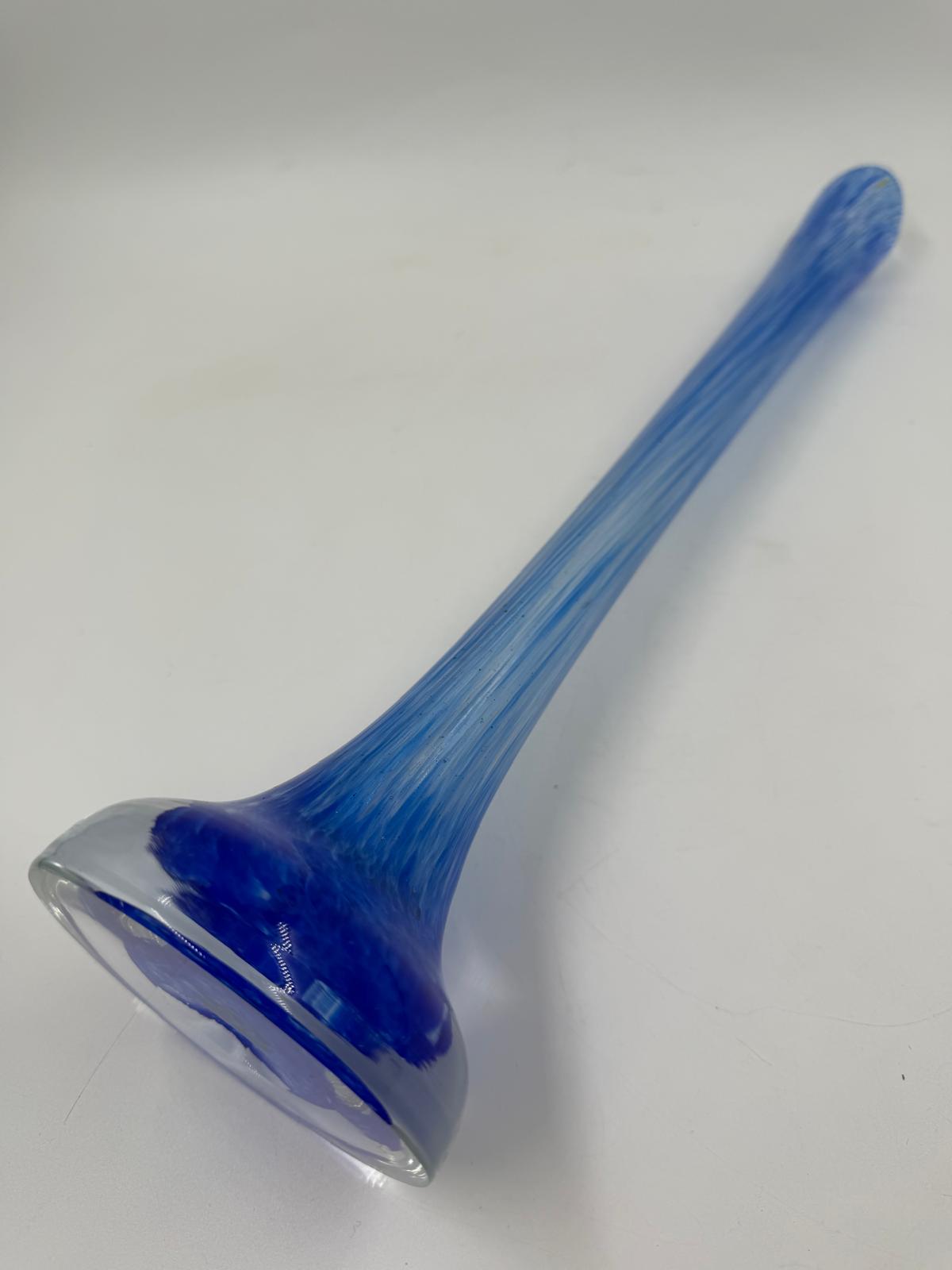 Vintage Vase blau gestreift, schlanke Form mit breiter Basis