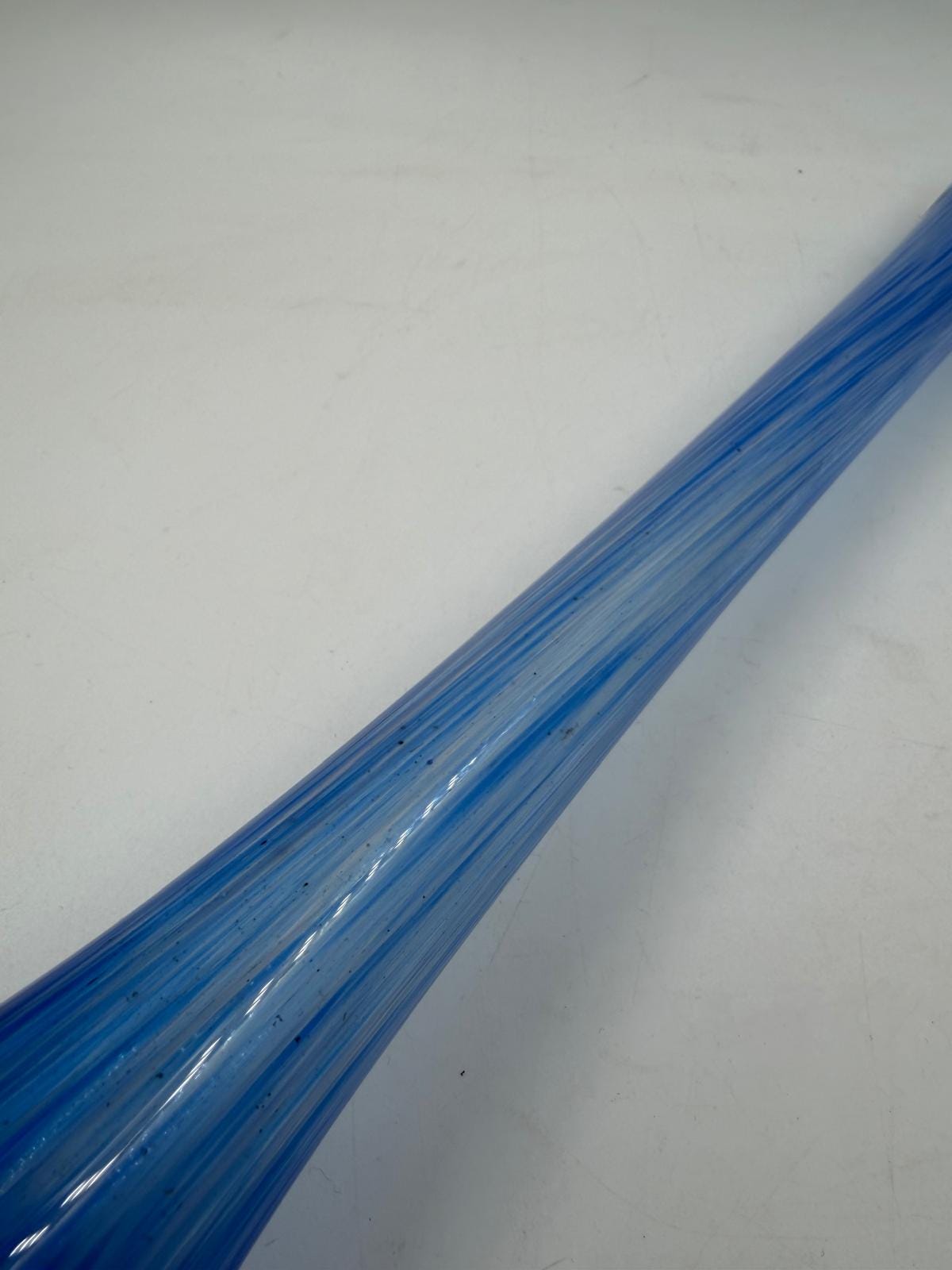 Vintage Vase blau gestreift, schlanke Form mit breiter Basis