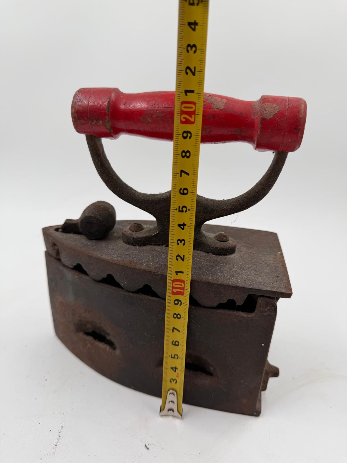 Vintage Bügeleisen aus Gusseisen mit Holzgriff als Wanddekoration