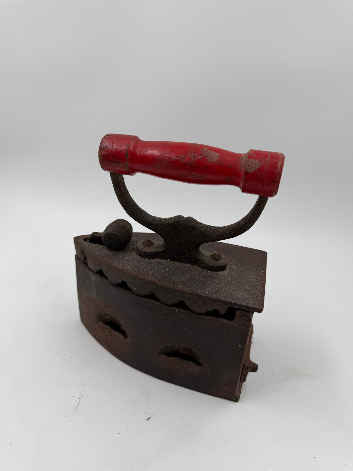 Vintage Bügeleisen aus Gusseisen mit Holzgriff als Wanddekoration