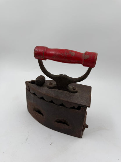 Vintage Bügeleisen aus Gusseisen mit Holzgriff als Wanddekoration