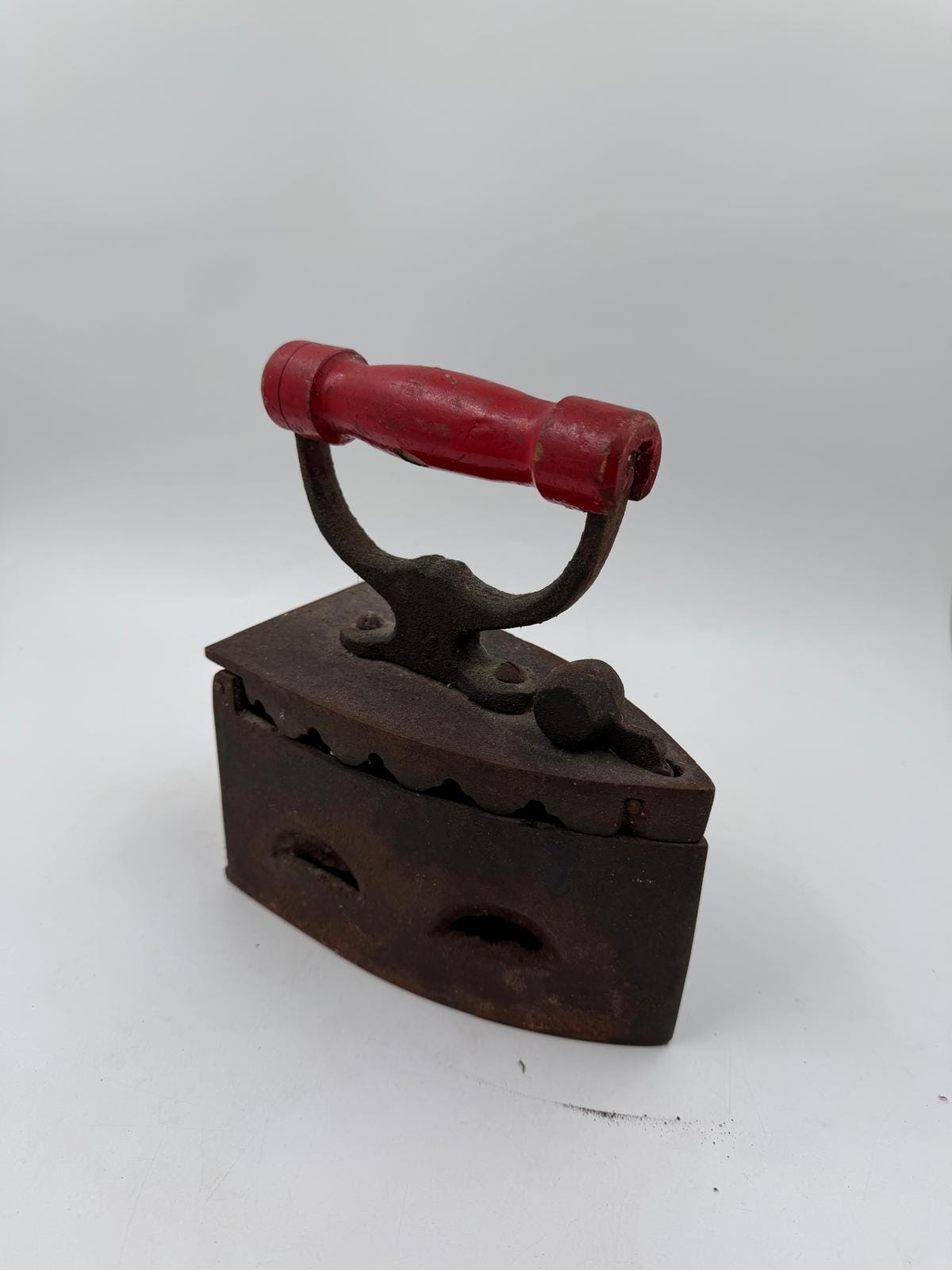 Vintage Bügeleisen aus Gusseisen mit Holzgriff als Wanddekoration