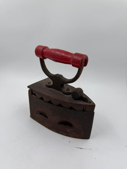 Vintage Bügeleisen aus Gusseisen mit Holzgriff als Wanddekoration