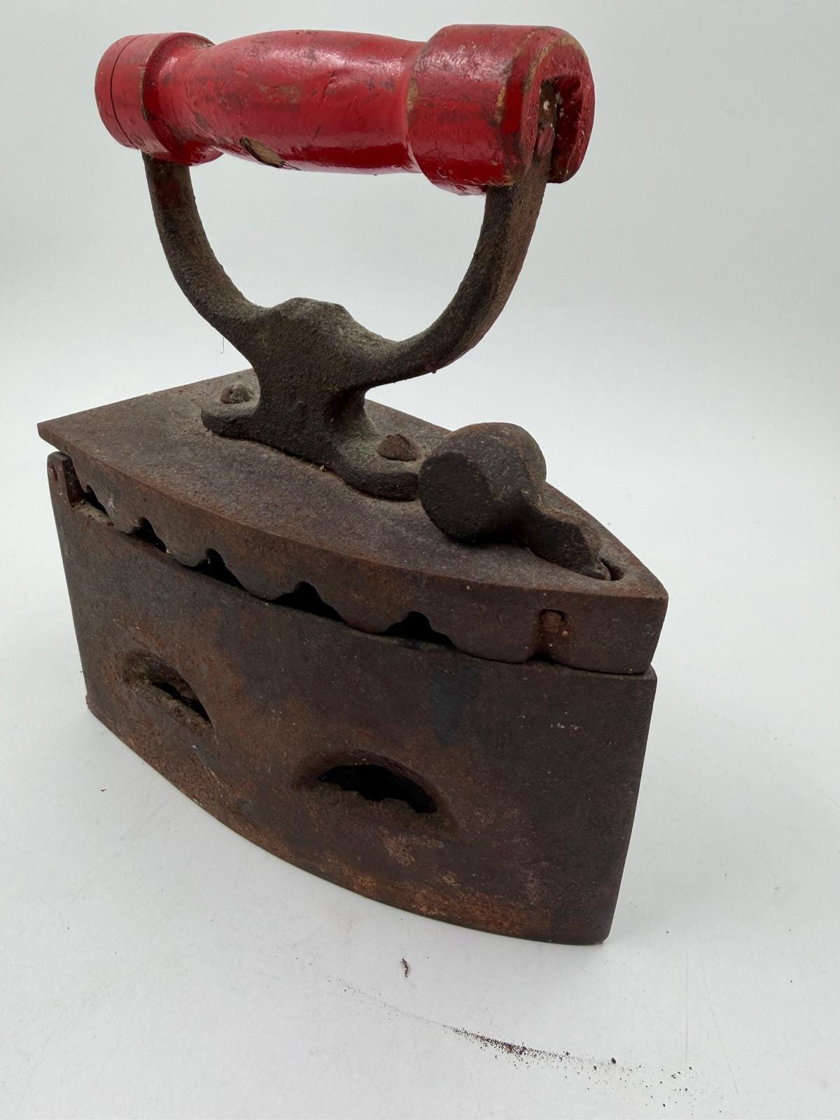 Vintage Bügeleisen aus Gusseisen mit Holzgriff als Wanddekoration