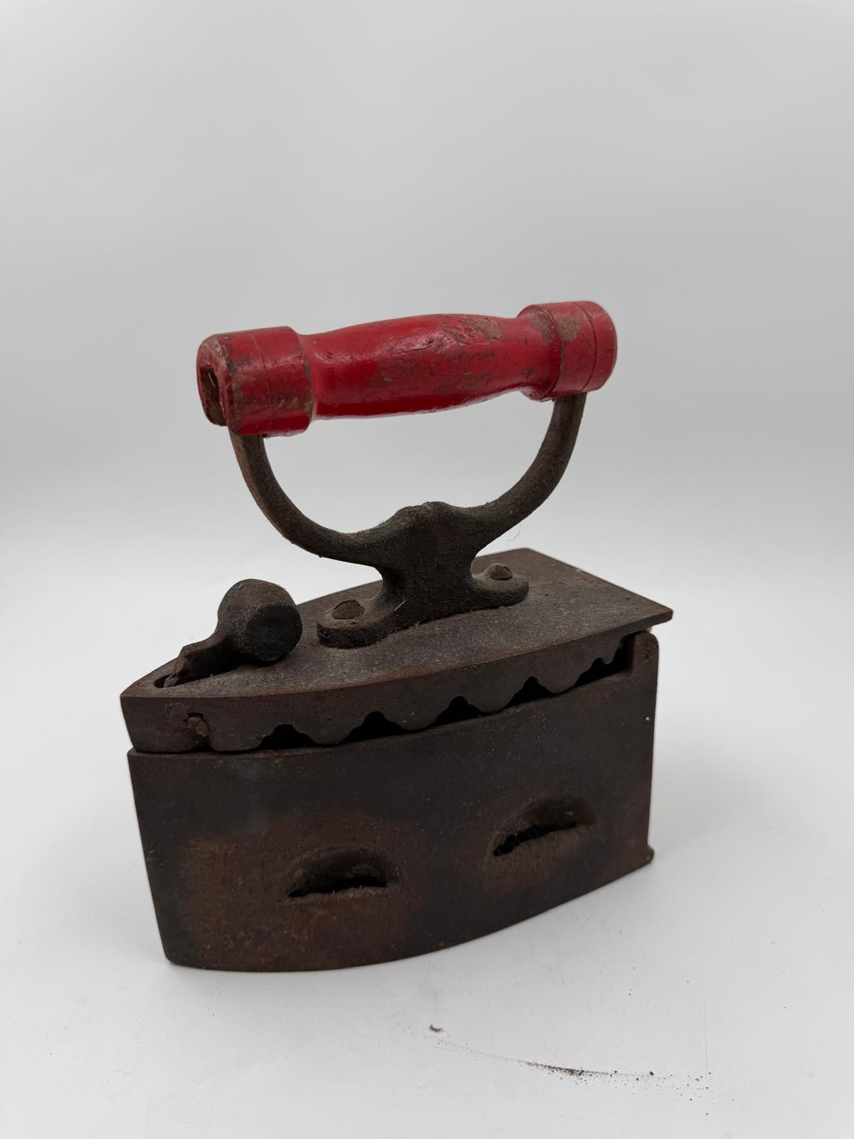 Vintage Bügeleisen aus Gusseisen mit Holzgriff als Wanddekoration