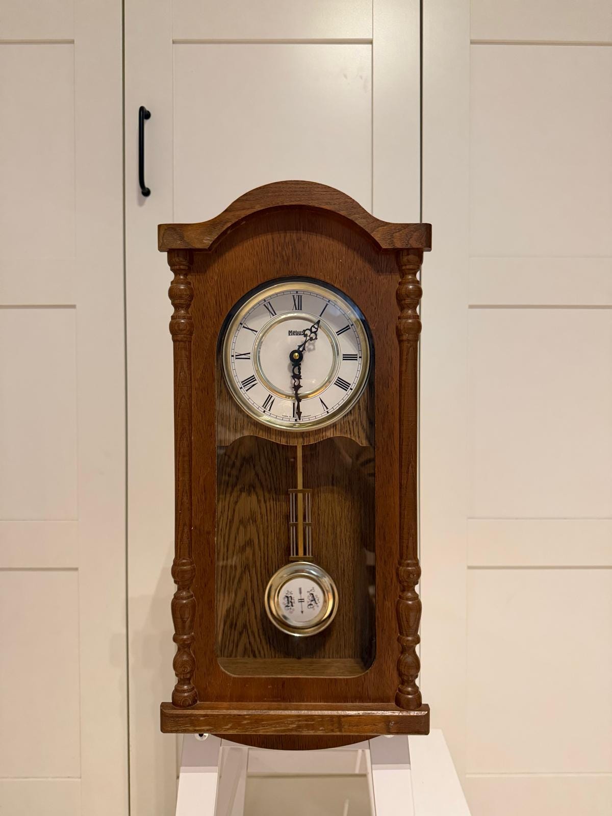 Vintage Wanduhr von Mebus mit Pendel im Holzgehäuse und Glasfront