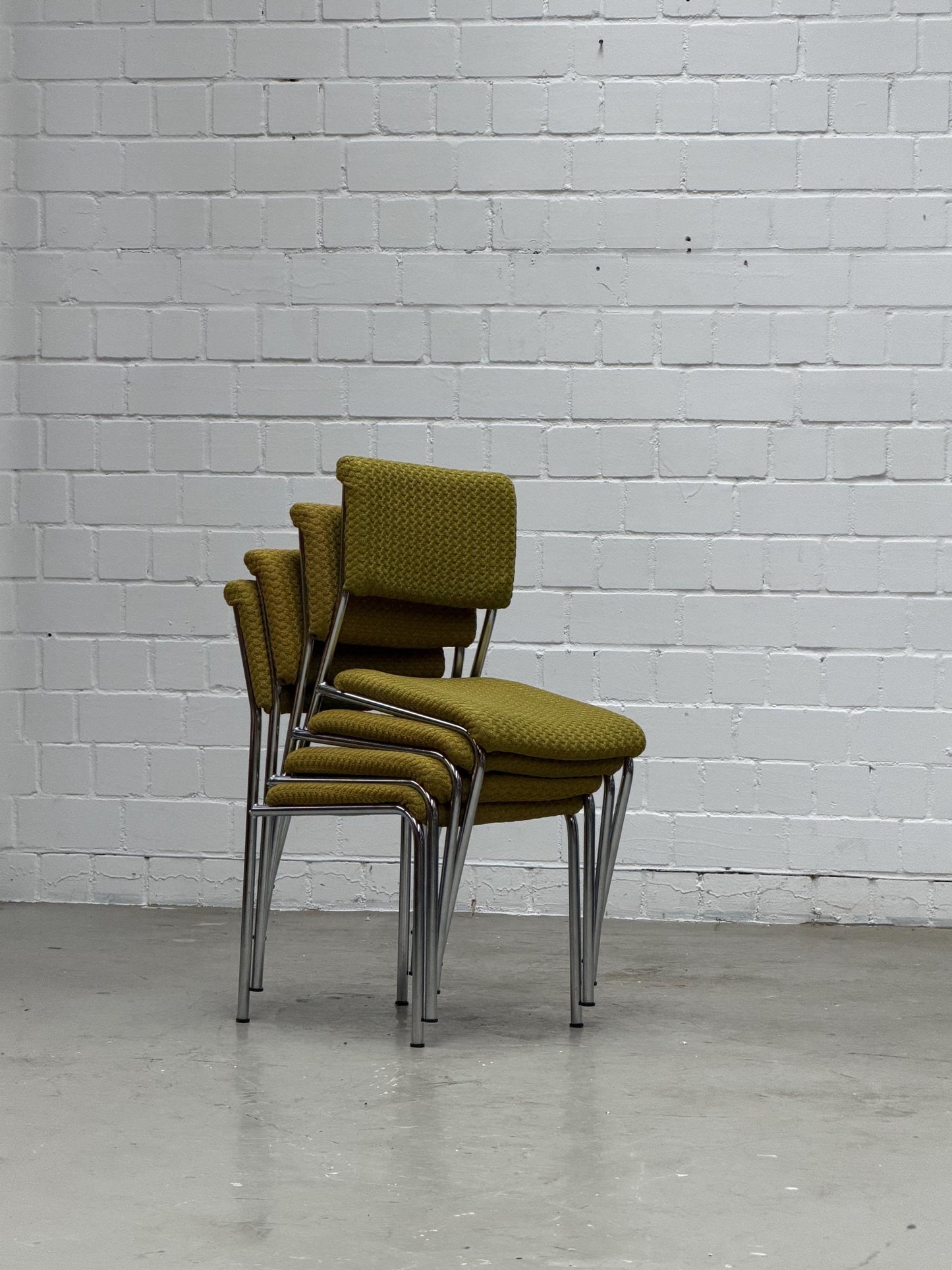 Vintage Esszimmerstuhl mit Chromgestell und strukturiertem senffarbenem Polsterstoff