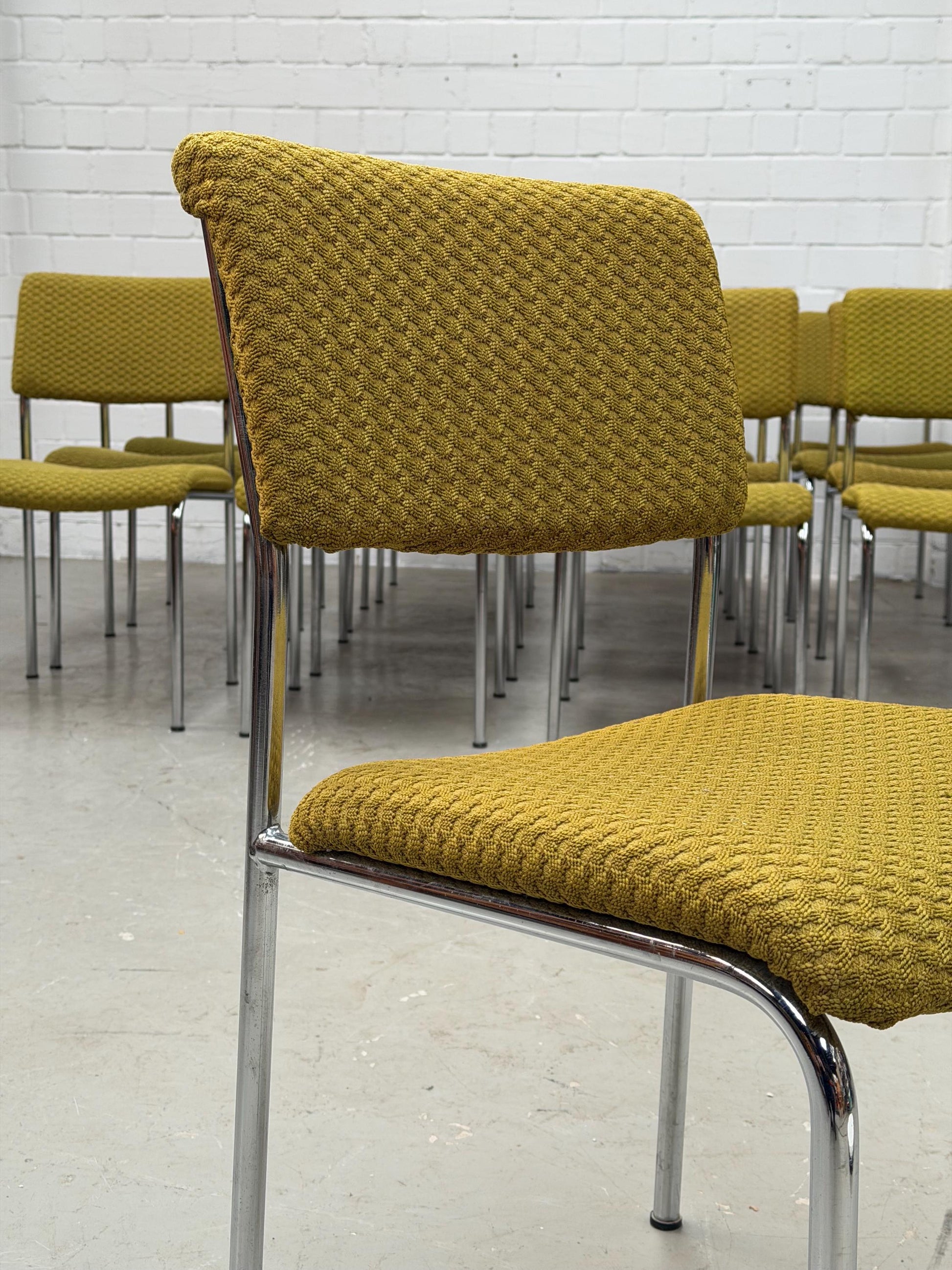 Vintage Esszimmerstuhl mit Chromgestell und strukturiertem senffarbenem Polsterstoff