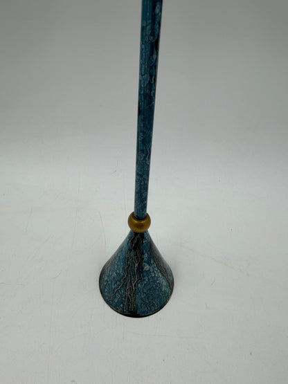 Vintage Kerzenständer Memphis Stil blau marmoriert messingfarbenes Akzent