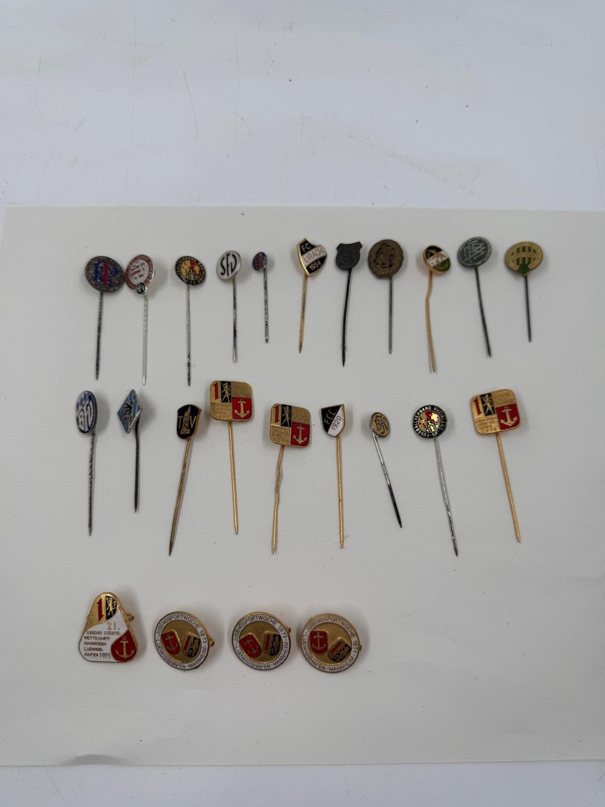 Vintage Dekoration Stecknadel und Pin Konvolut aus Metall Gold und Silberfarben gemischt