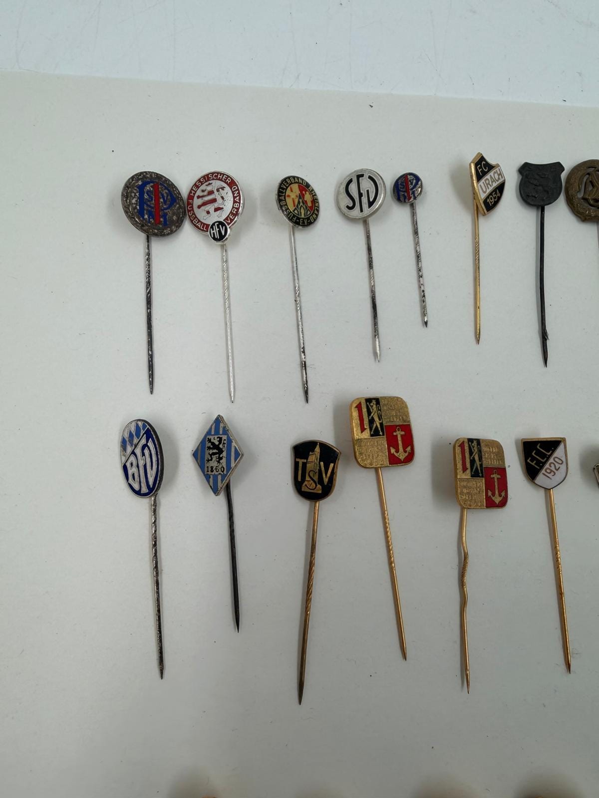 Vintage Dekoration Stecknadel und Pin Konvolut aus Metall Gold und Silberfarben gemischt