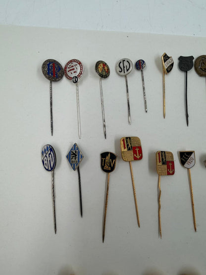 Vintage Dekoration Stecknadel und Pin Konvolut aus Metall Gold und Silberfarben gemischt