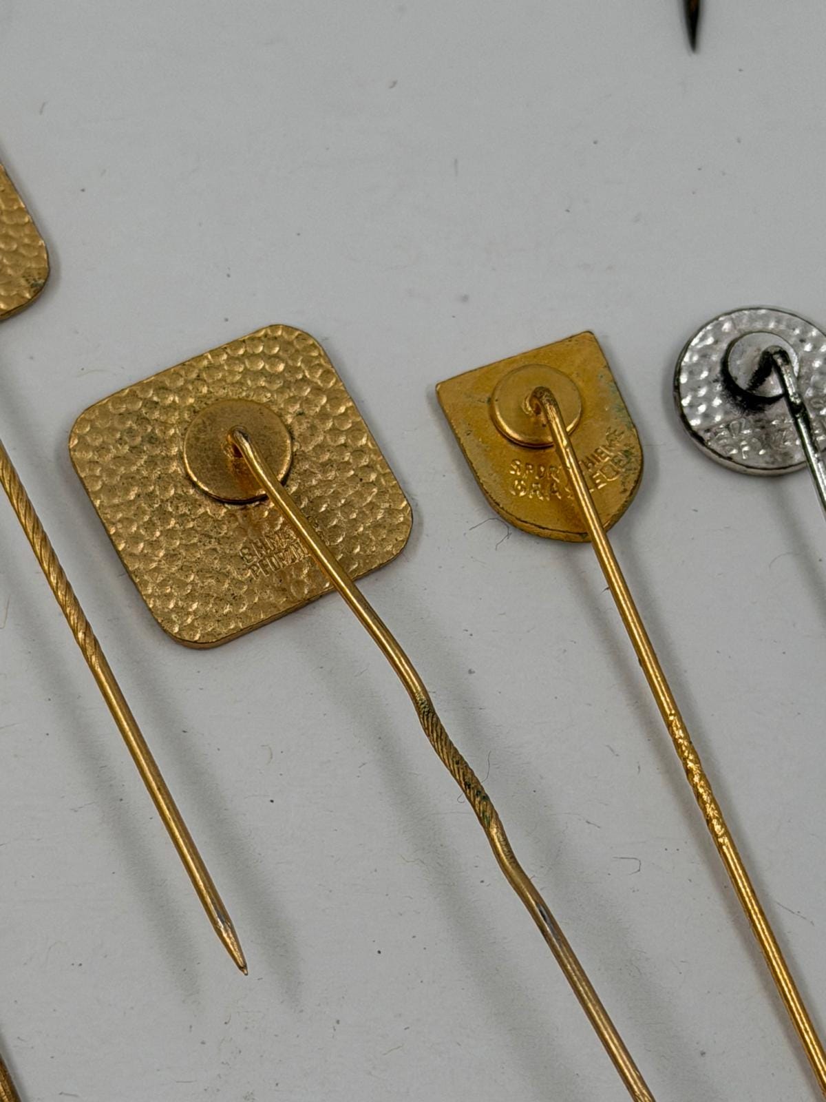 Vintage Dekoration Stecknadel und Pin Konvolut aus Metall Gold und Silberfarben gemischt