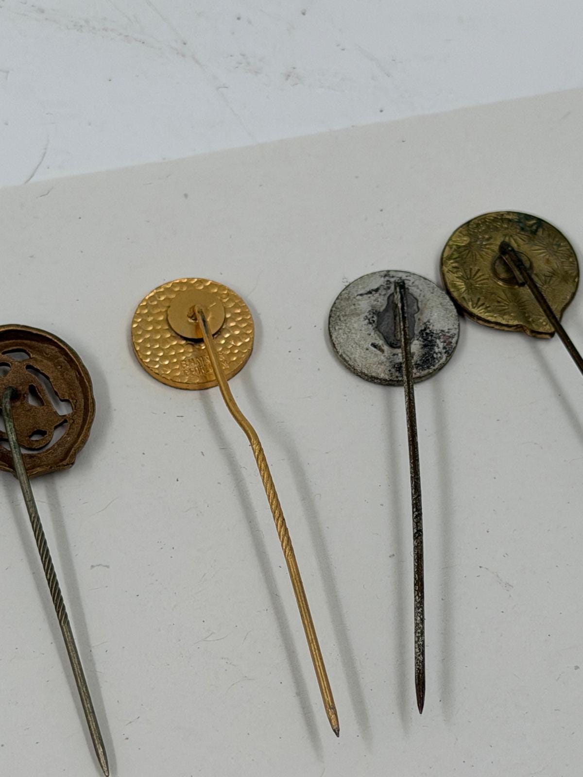 Vintage Dekoration Stecknadel und Pin Konvolut aus Metall Gold und Silberfarben gemischt