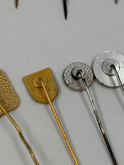 Vintage Dekoration Stecknadel und Pin Konvolut aus Metall Gold und Silberfarben gemischt