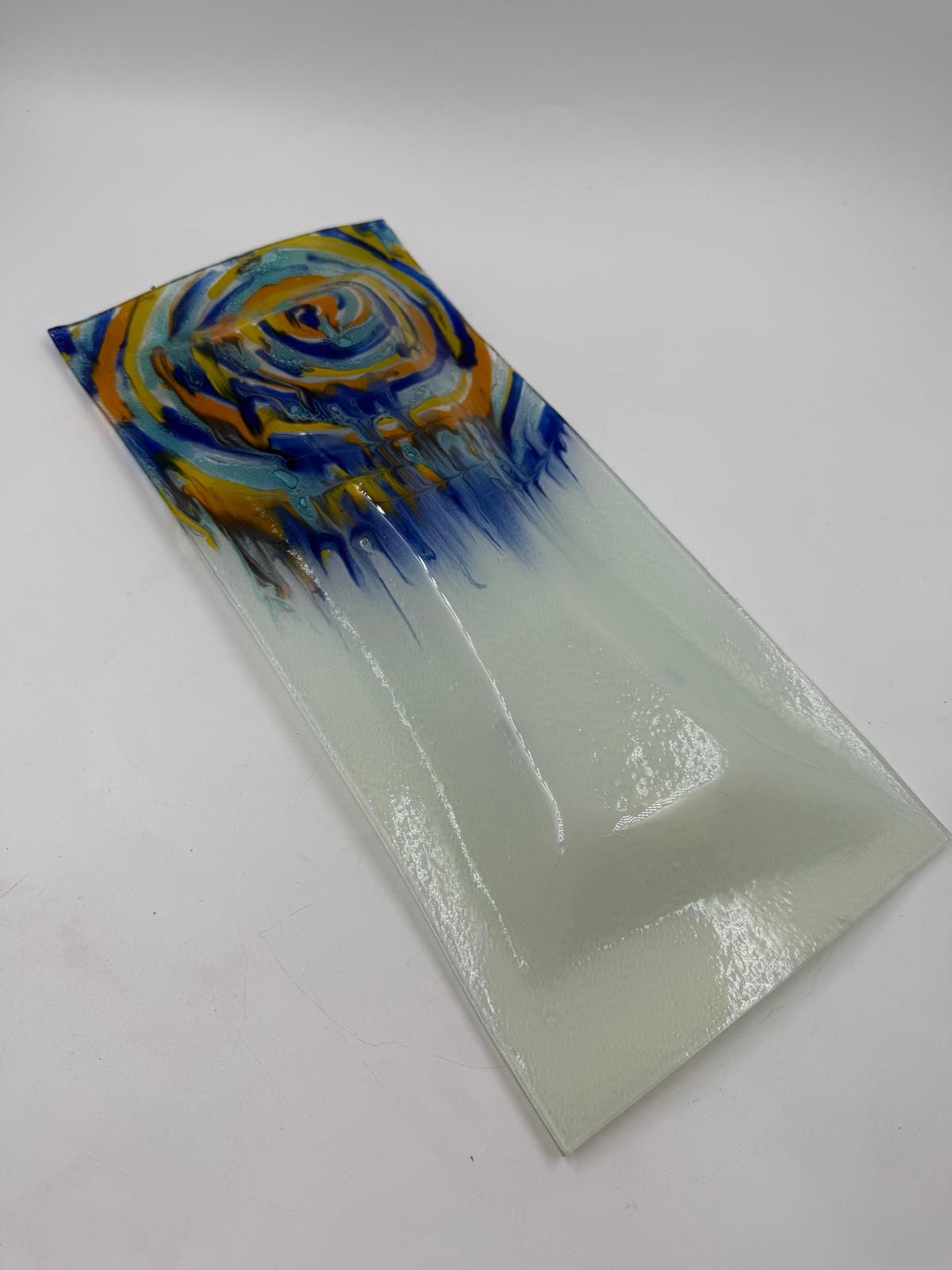 Vintage Glasplatte rechteckig mit abstraktem Spiraldekor in Blau und Orange