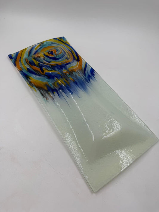 Vintage Glasplatte rechteckig mit abstraktem Spiraldekor in Blau und Orange