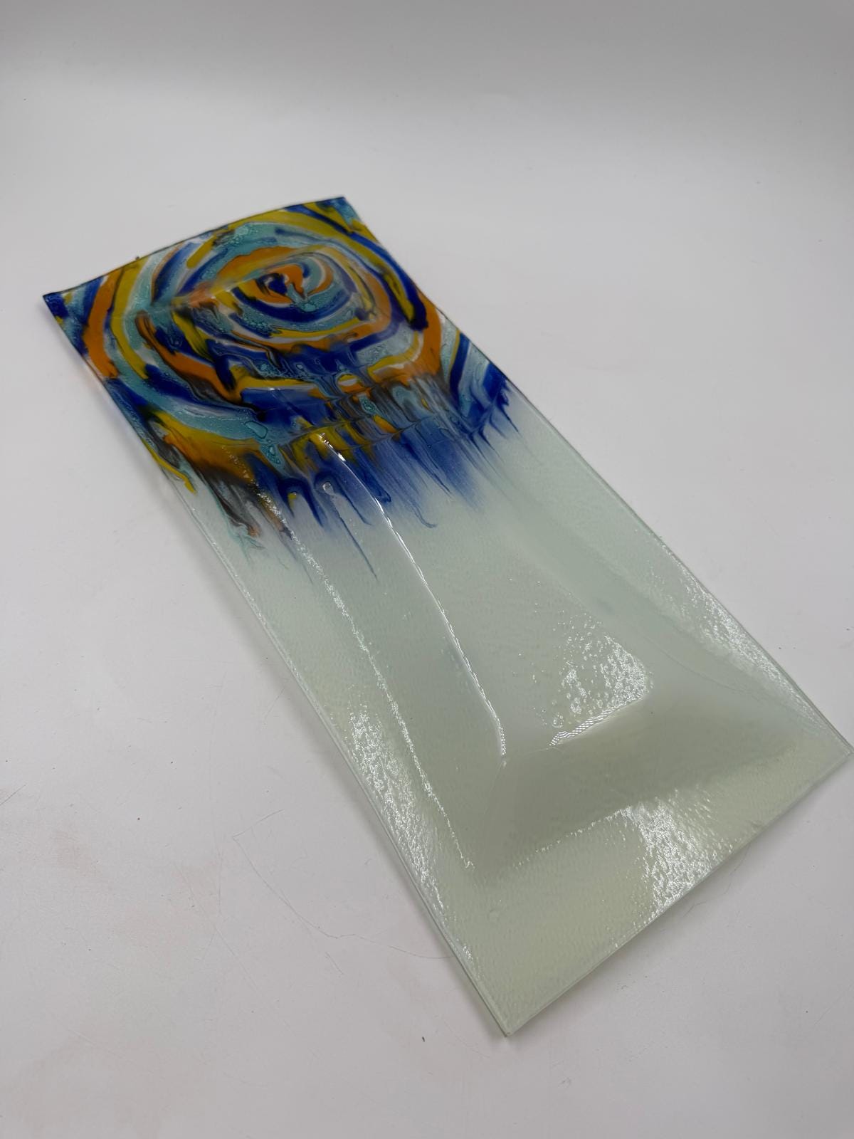 Vintage Glasplatte rechteckig mit abstraktem Spiraldekor in Blau und Orange