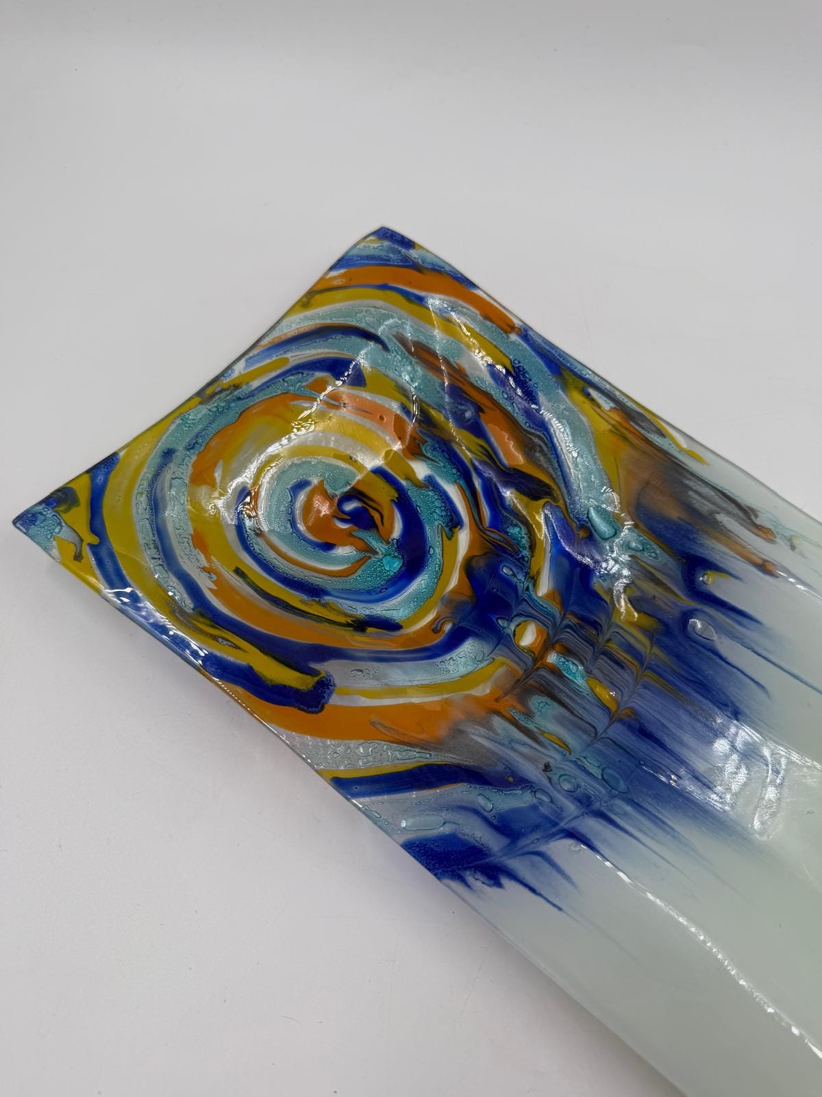 Vintage Glasplatte rechteckig mit abstraktem Spiraldekor in Blau und Orange