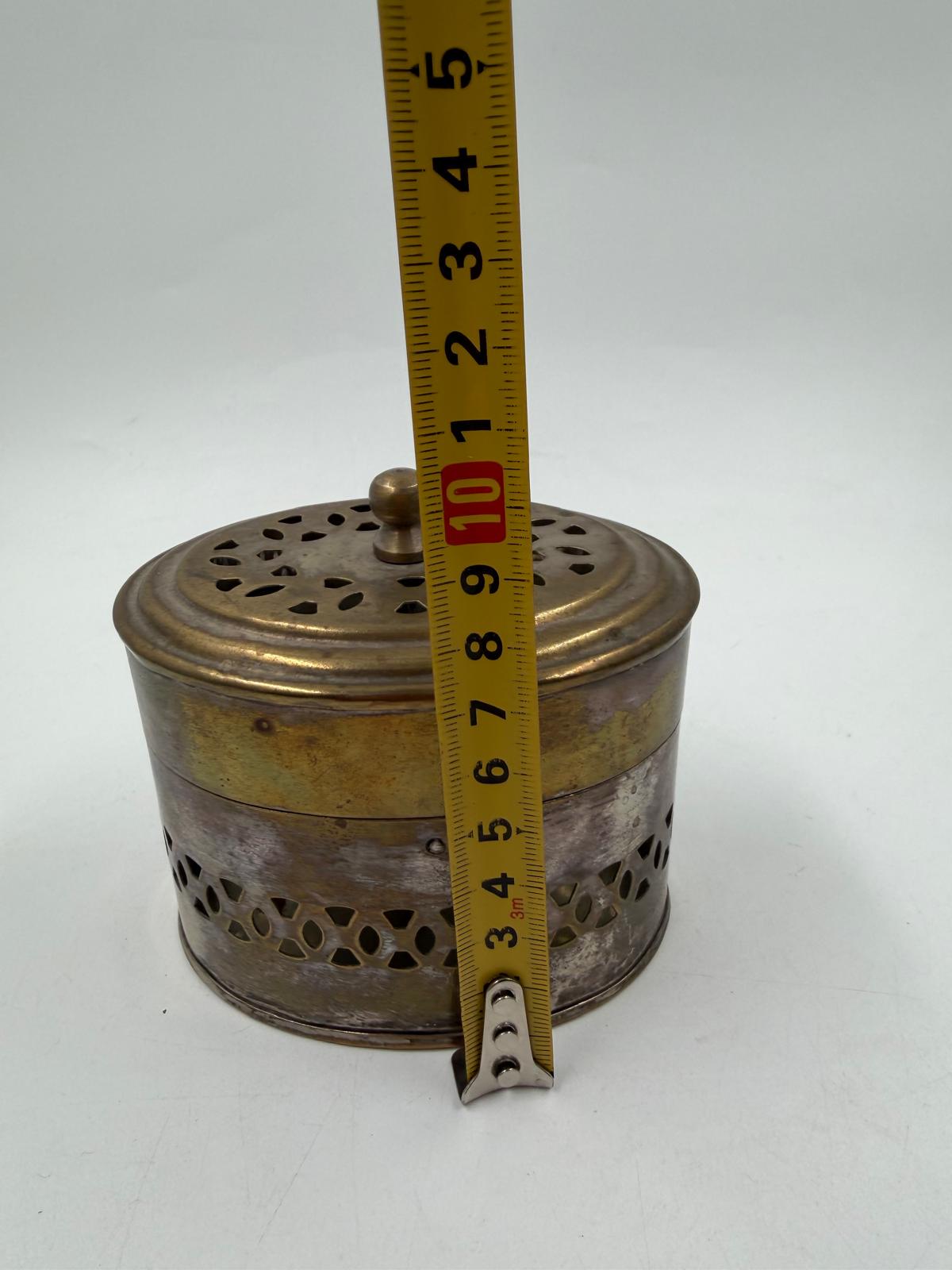 Vintage Dose Cricket Box aus Messing mit durchbrochenem Deckel, oval