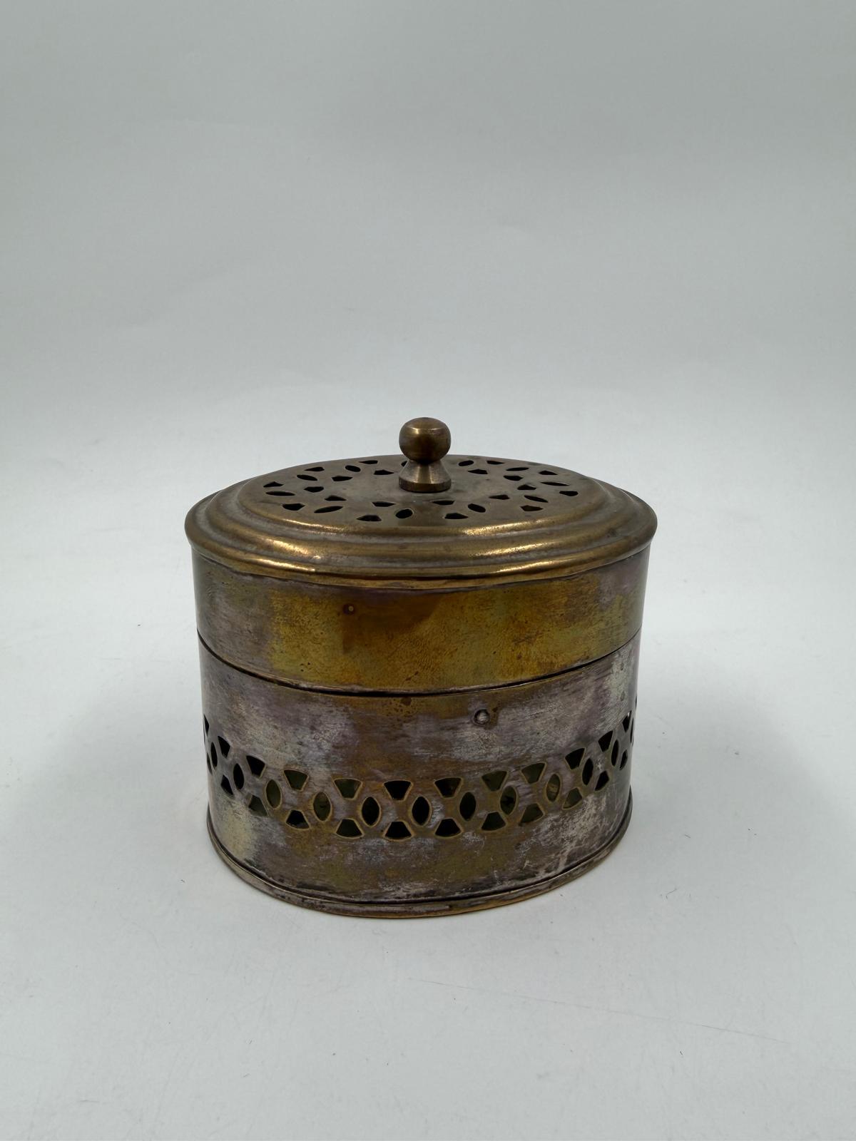 Vintage Dose Cricket Box aus Messing mit durchbrochenem Deckel, oval