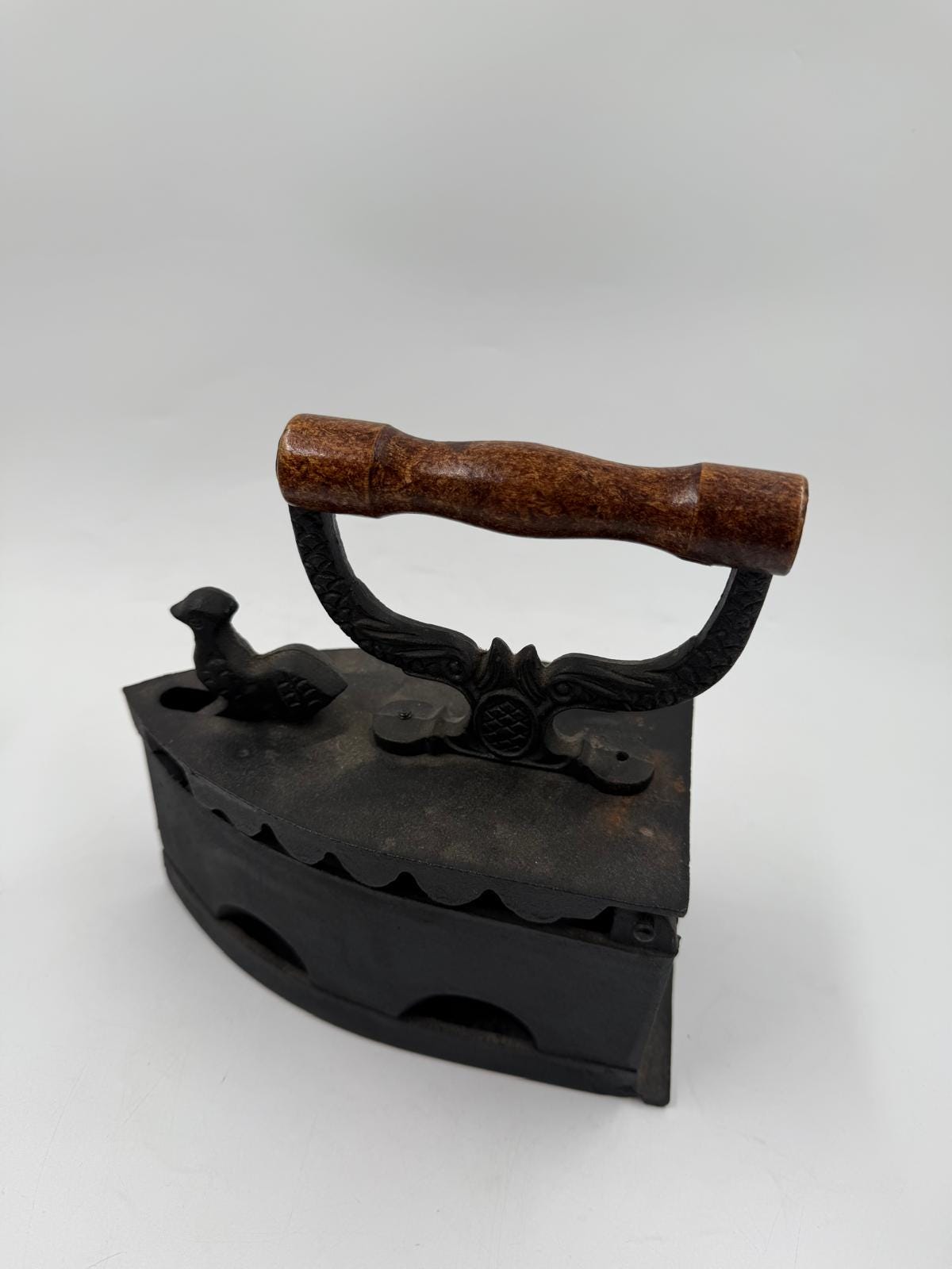 Vintage Bügeleisen mit Hahn-Figur aus Gusseisen und Holz als Wanddekoration
