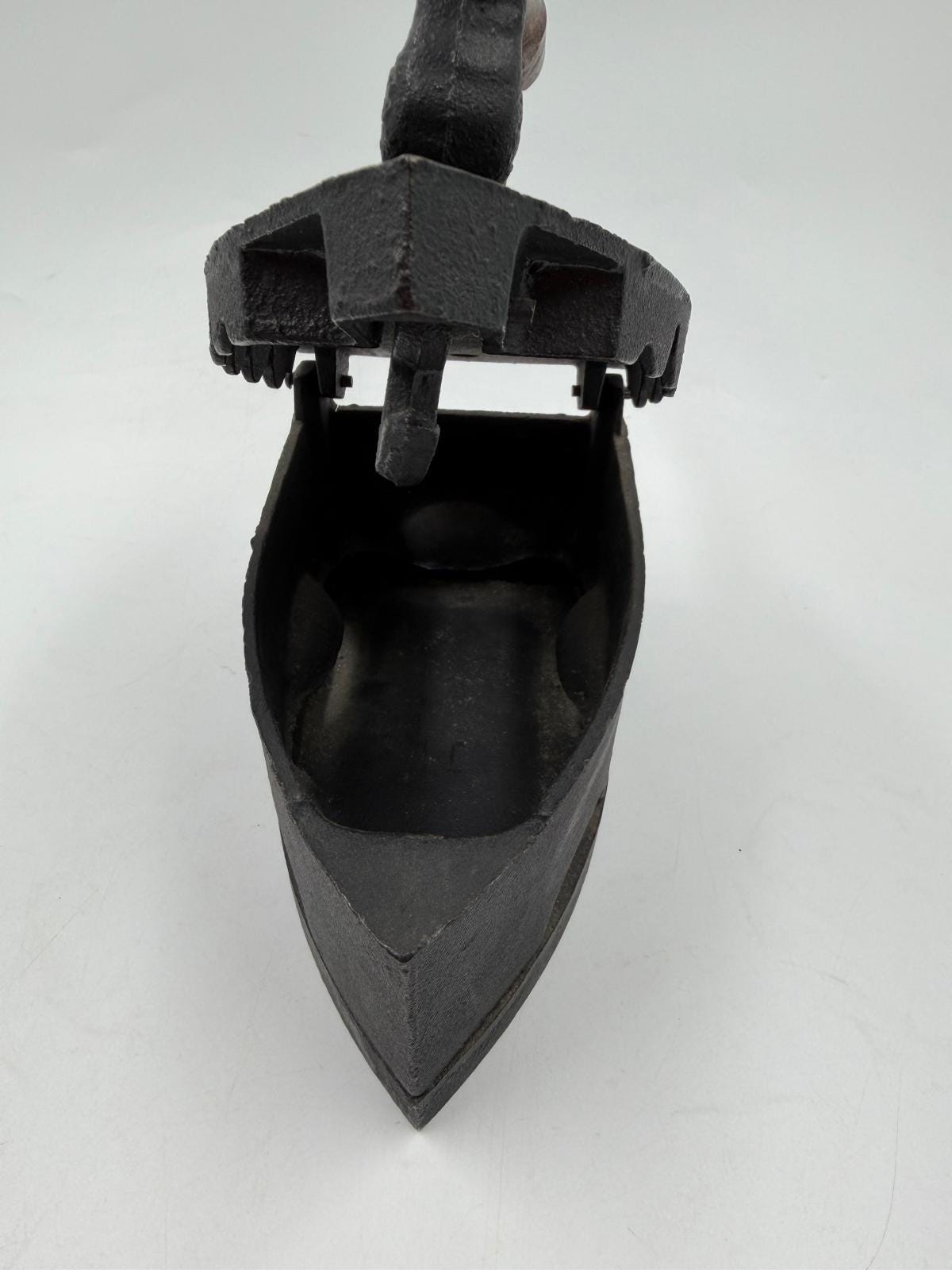 Vintage Bügeleisen mit Hahn-Figur aus Gusseisen und Holz als Wanddekoration