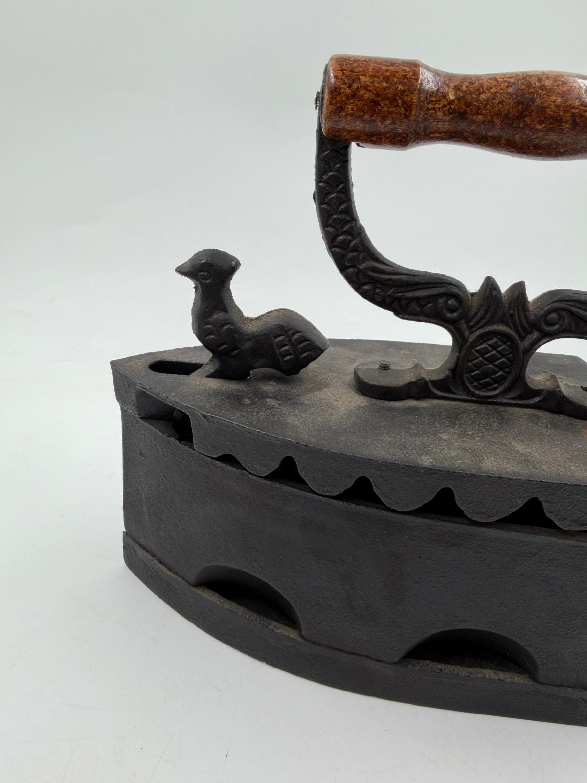 Vintage Bügeleisen mit Hahn-Figur aus Gusseisen und Holz als Wanddekoration