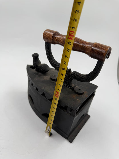 Vintage Bügeleisen mit Hahn-Figur aus Gusseisen und Holz als Wanddekoration