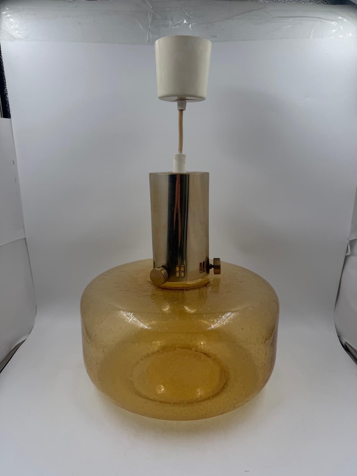 Vintage Hängelampe Amber mit Luftblasen Glas und Metallteilen in Goldfarben