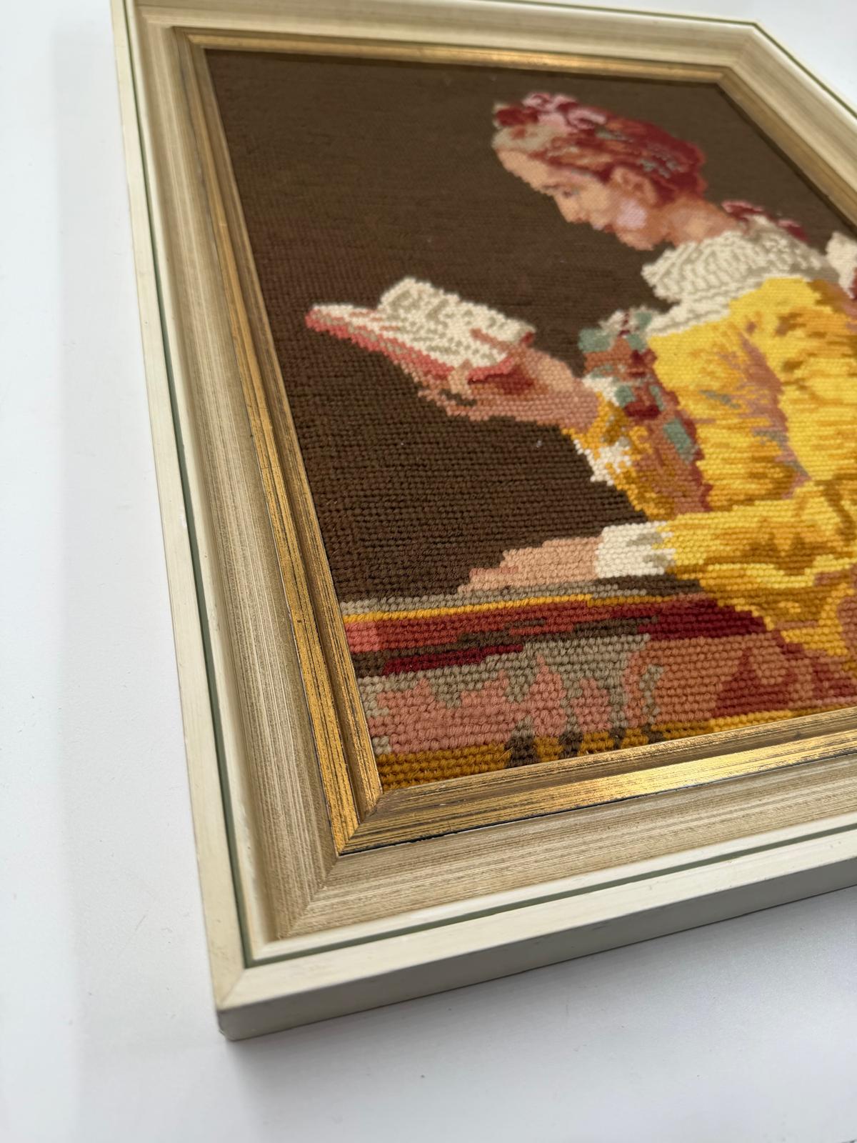 Vintage Stickbild Dame beim Lesen gerahmt warme Töne Gold Beige