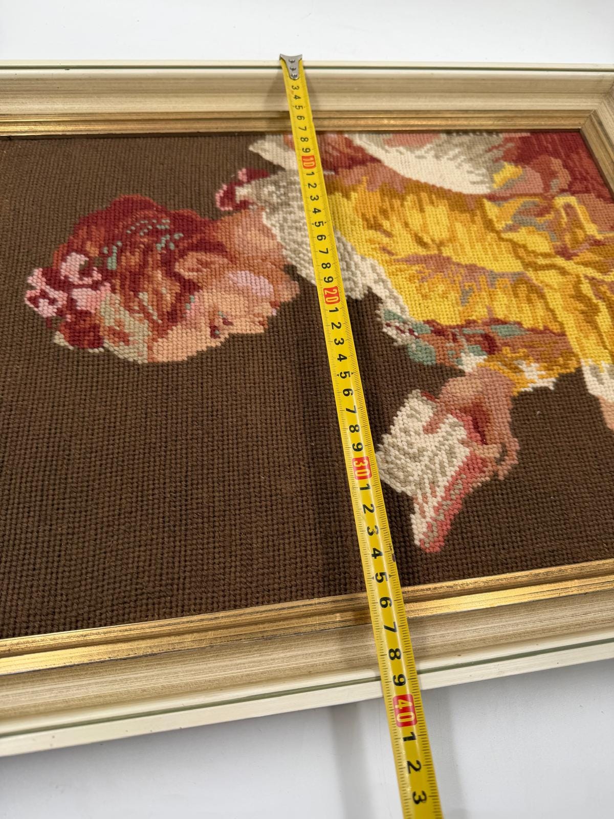 Vintage Stickbild Dame beim Lesen gerahmt warme Töne Gold Beige